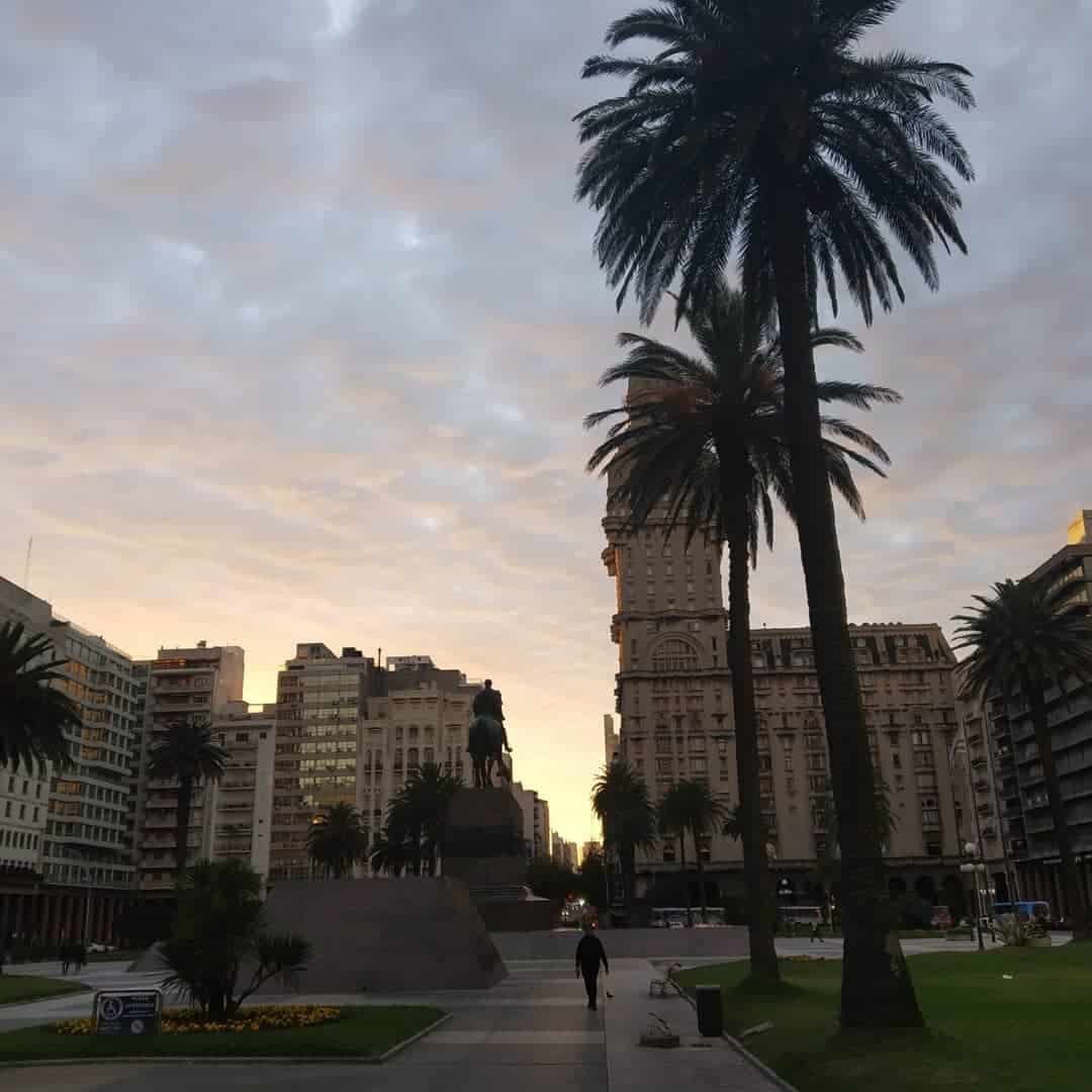 Qué hacer en Montevideo: Plaza Independencia, límite del centro y la Ciudad Vieja