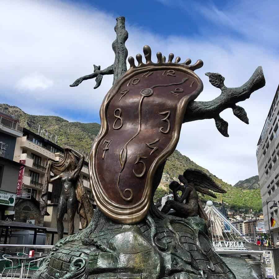 Lugares para ver en Andorra:  El reloj de Dalí, en Andorra la Vella