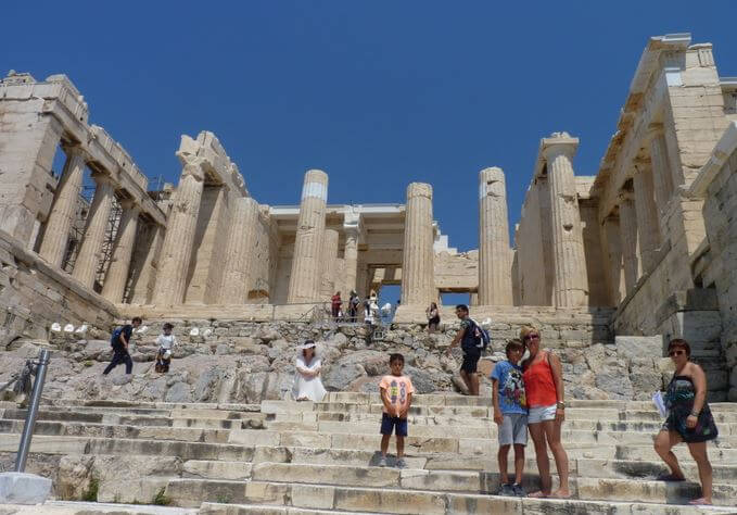 Los Propileos, entrada monumental a la Acrópolis de Atenas