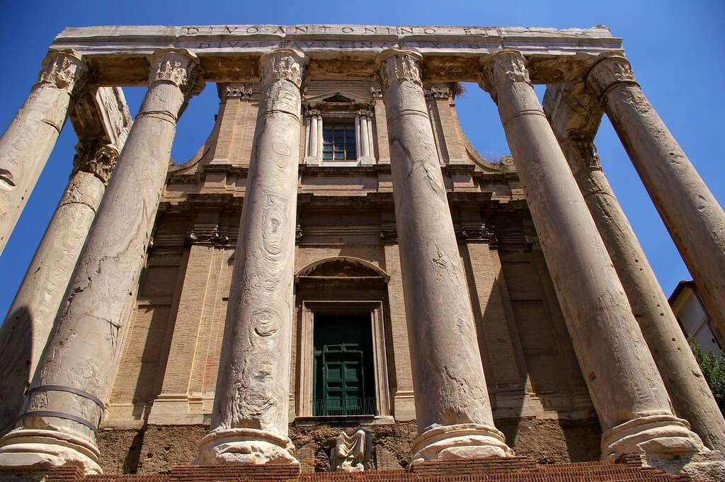 El Foro romano: Templo de Antonino y Faustina