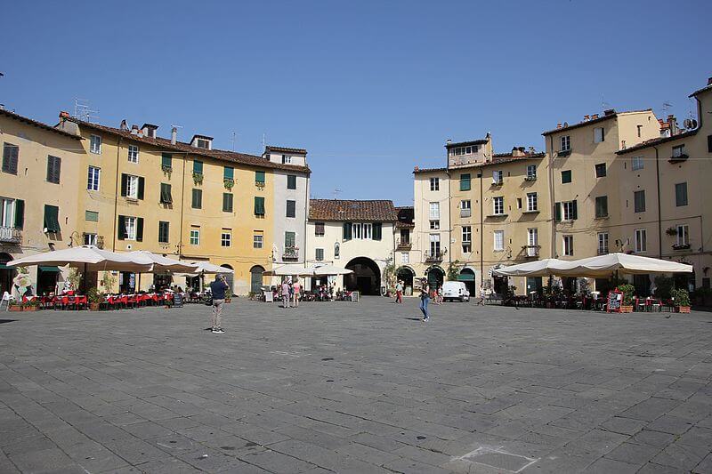 Piazza del Anfiteatro, Lucca