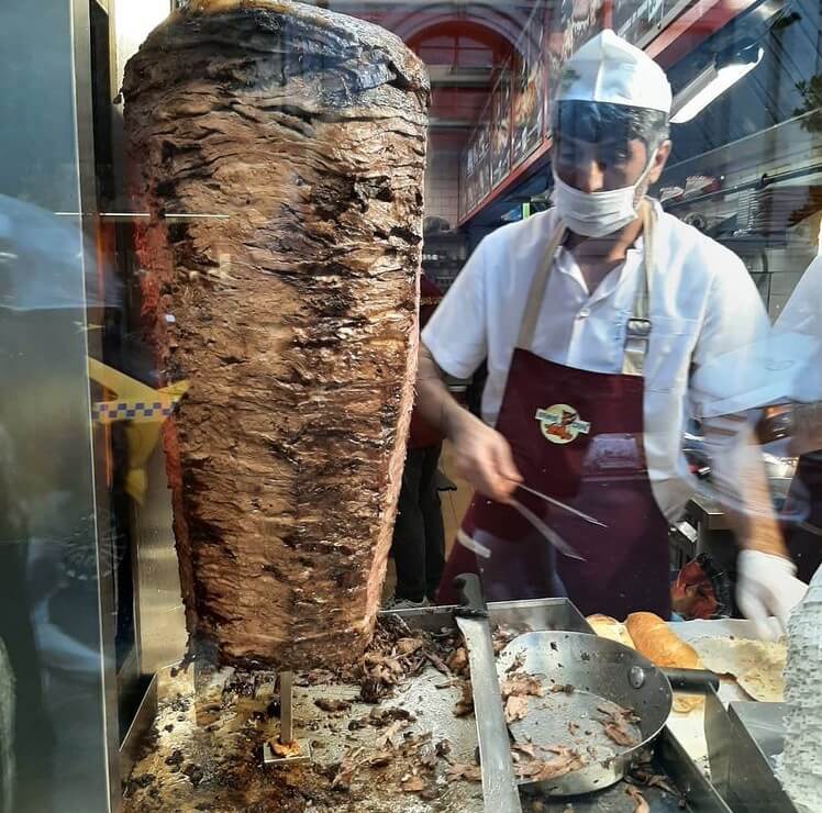 Comida turca en los puestos callejeros, un imperdible de Estambul