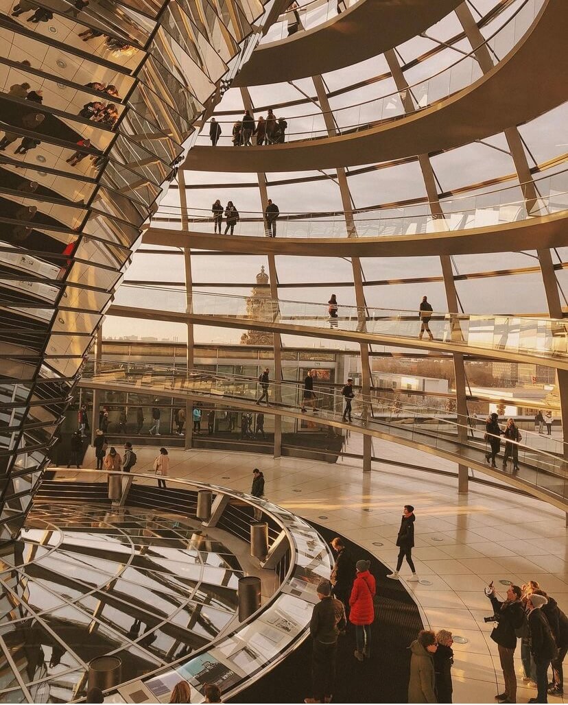 8 imperdibles para hacer en Berlín: subir 
 a la cúpula vidriada del Reichstag, 