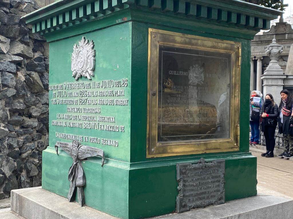 Visitar el Cementerio de Recoleta: mausoleo del Almirante Brown