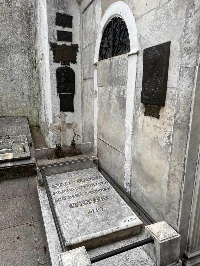 Tumbas de mujeres en el Cementerio de Recoleta: Remedios de Escalada de San Martín