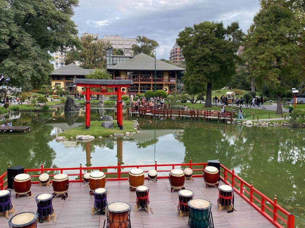 Lago, edificio principal y puente en zig zag del Jardín Japonés