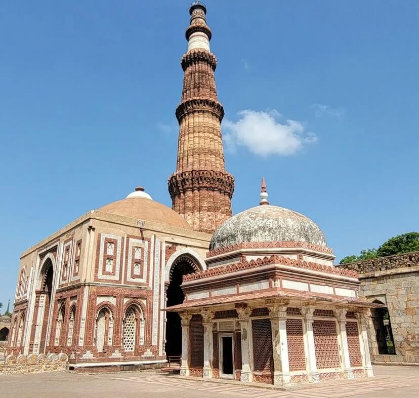 Qué ver en Delhi: Complejo Qutub Minar: Minarete y Tumba del Iman Zamin