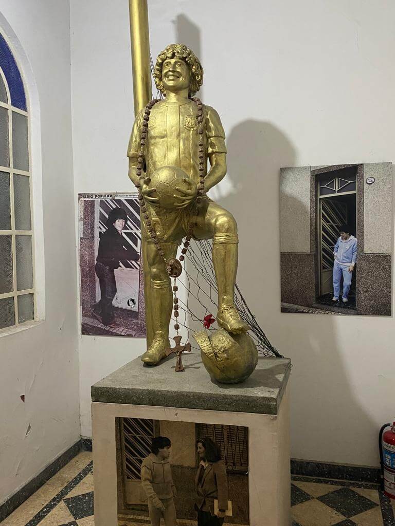 Estatua dorada de Diego Maradona
