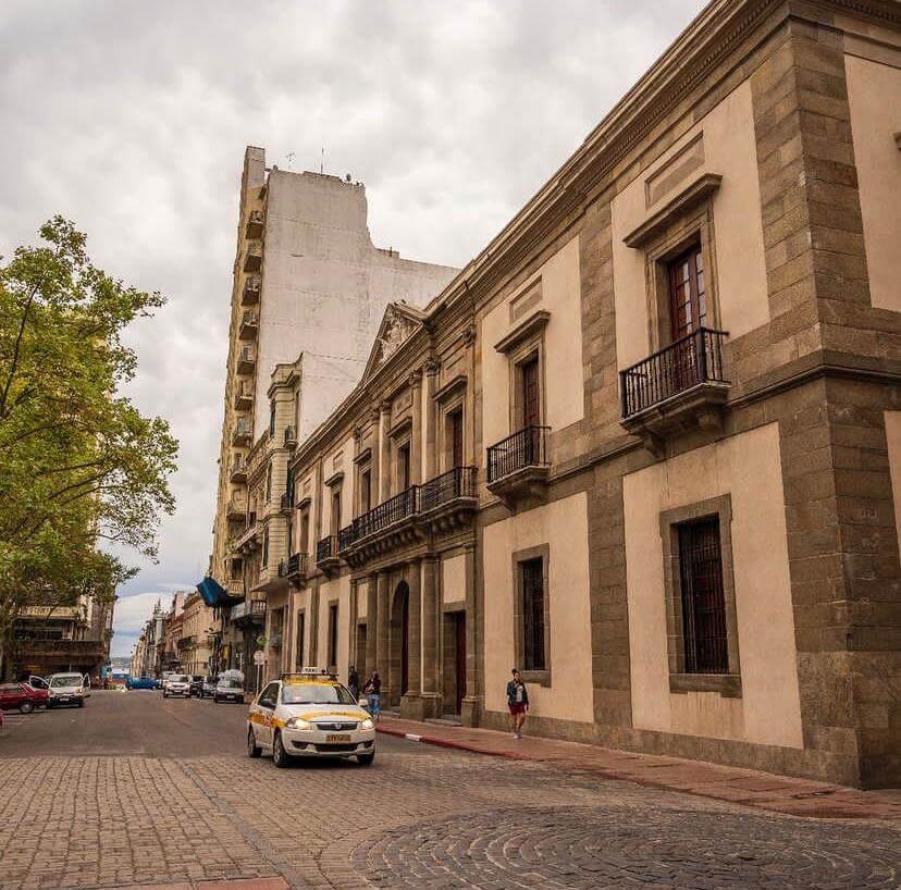 Cabildo de Montevideo, Plaza Constitución