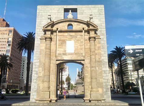 Teatro Solís y la Puerta de la Ciudadela, en la Plaza Independencia de Montevideo.