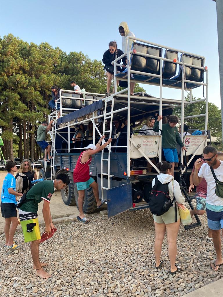 Camiones tipo safari que hacen la travesía al Cabo Polonio