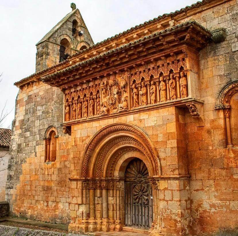 Puerta de la iglesia San Juan Bautista de Moarves, en Palencia