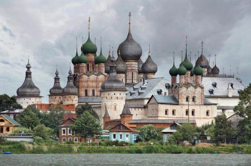 Kremlim de Rostov Veliki, una de las ciudades del Anillo de Oro, en Rusia