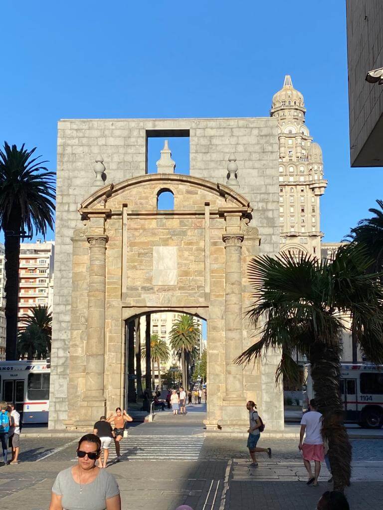 Puerta de la Ciudadela en la Plaza de la Independencia de Montevideo, Uruguay