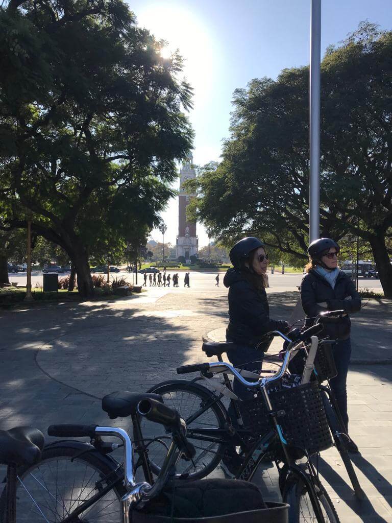 Buenos Aires en bicicleta: Plaza San Martín, Torre Monumental de fondo