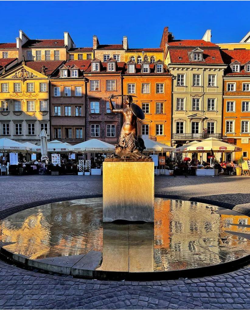 Plaza del Mercado con la Sirena, ciudad vieja de Varsovia