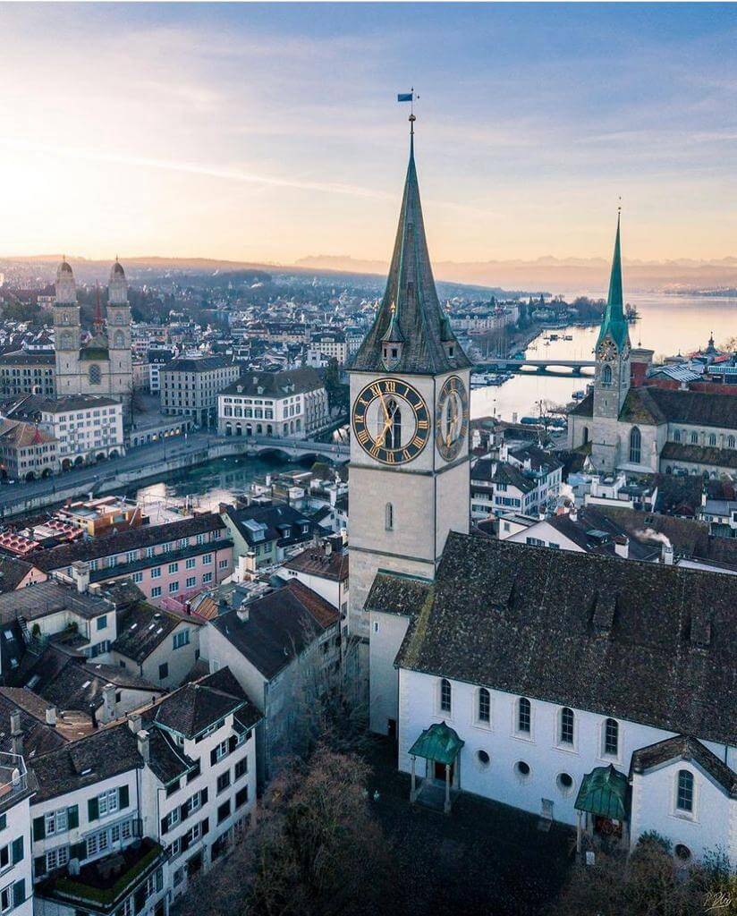 Vista de las tres iglesias: Fraumünster, Grossmünster y Saint Peter