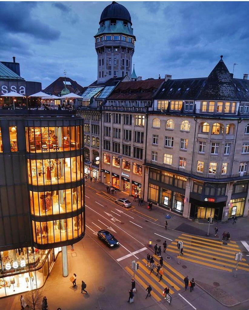 Qué hacer en Zurich: pasear por la avenida Bahnhofstrasse por la noche