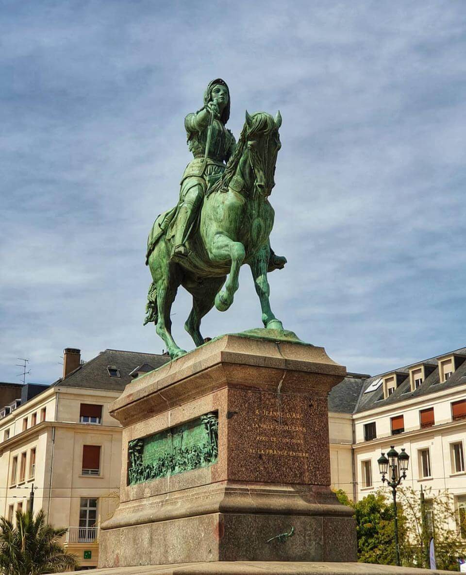 Estatua de Juana de Arco en la Plaza de Martroi