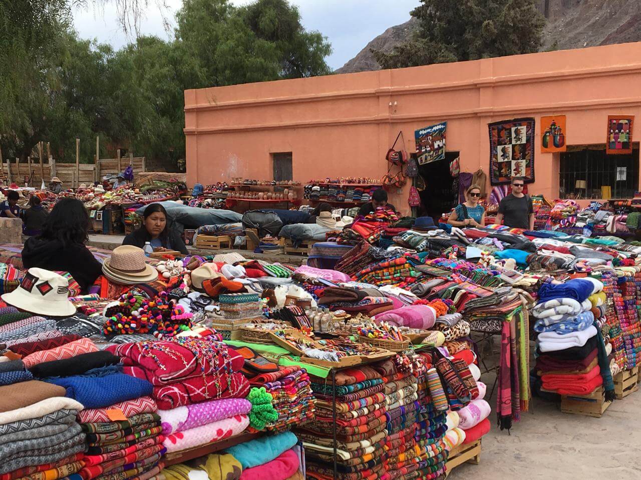 Feria de artesanías en la Plaza de Purmamarca