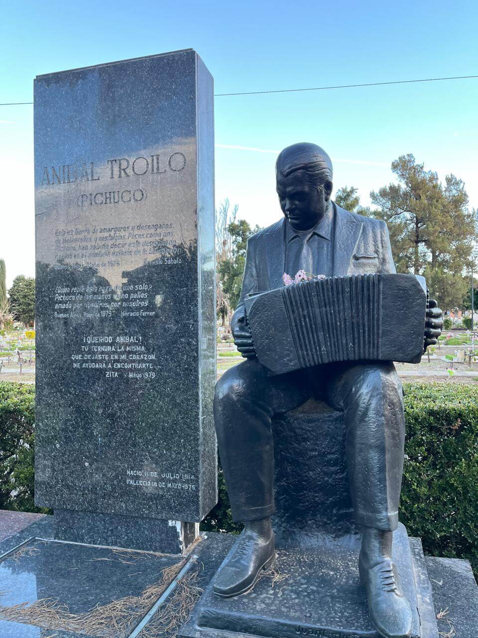 Famosos enterrados en el Cementerio de la Chacarita: Aníbal Troilo, en el Recinto de las Personalidades.