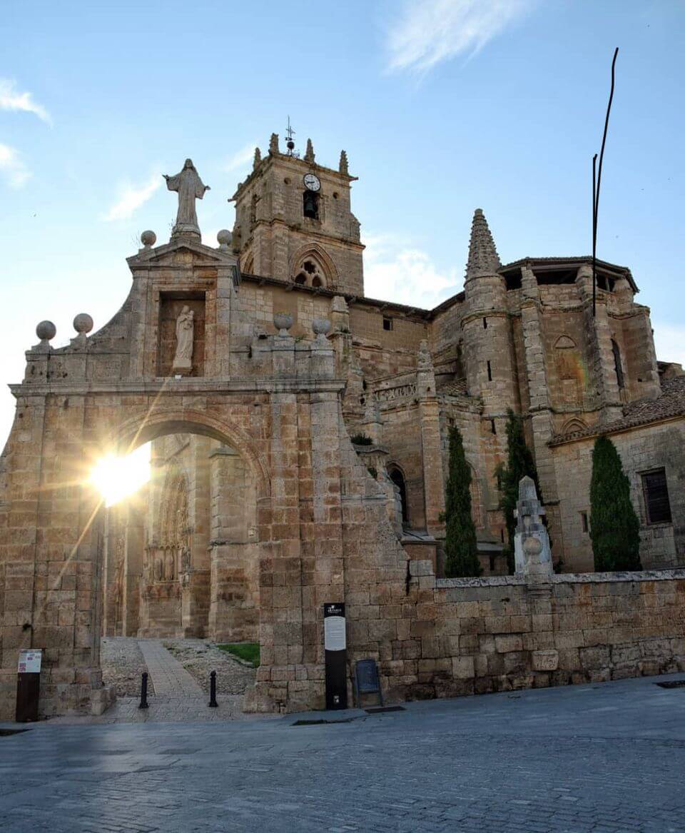 Qué ver en los alrededores de Burgos: Iglesia de Santa María la Real en Sasamón