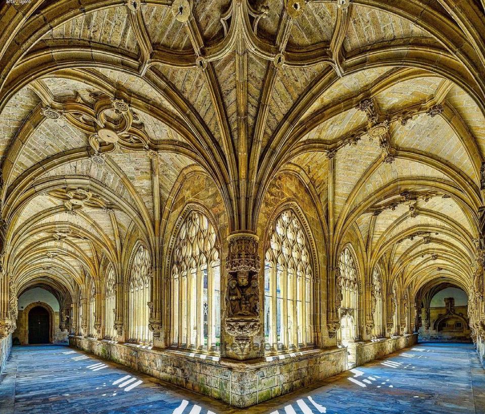 Los 10 pueblos más bonitos de Burgos: Claustro del Monasterio de Oña