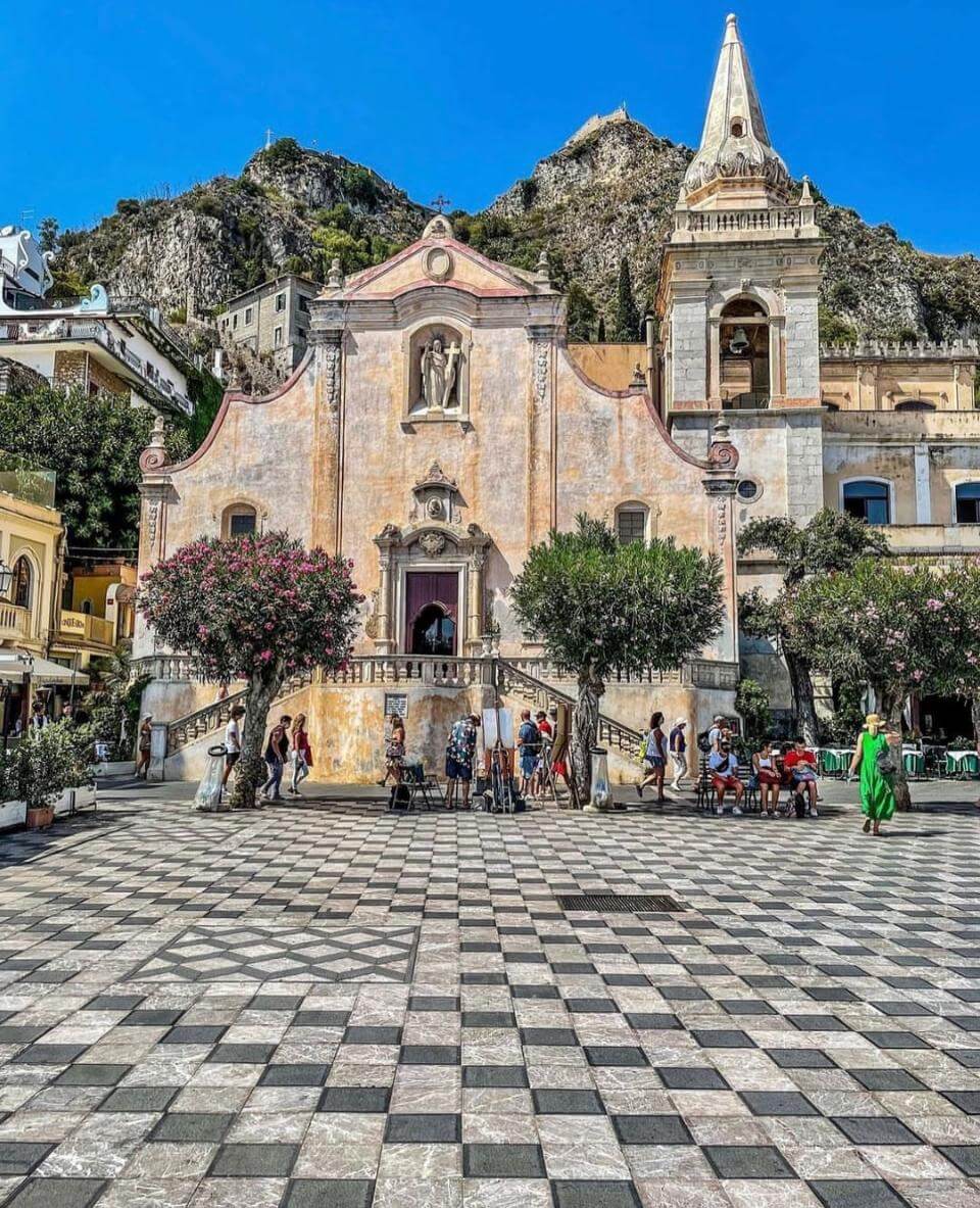 El circuito perfecto por Sicilia: Piazza IX Aprile, Taormina