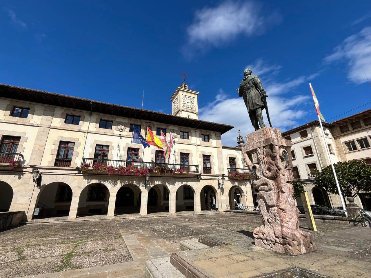 Plaza del Ayuntamiento y estatua del Conde Tello