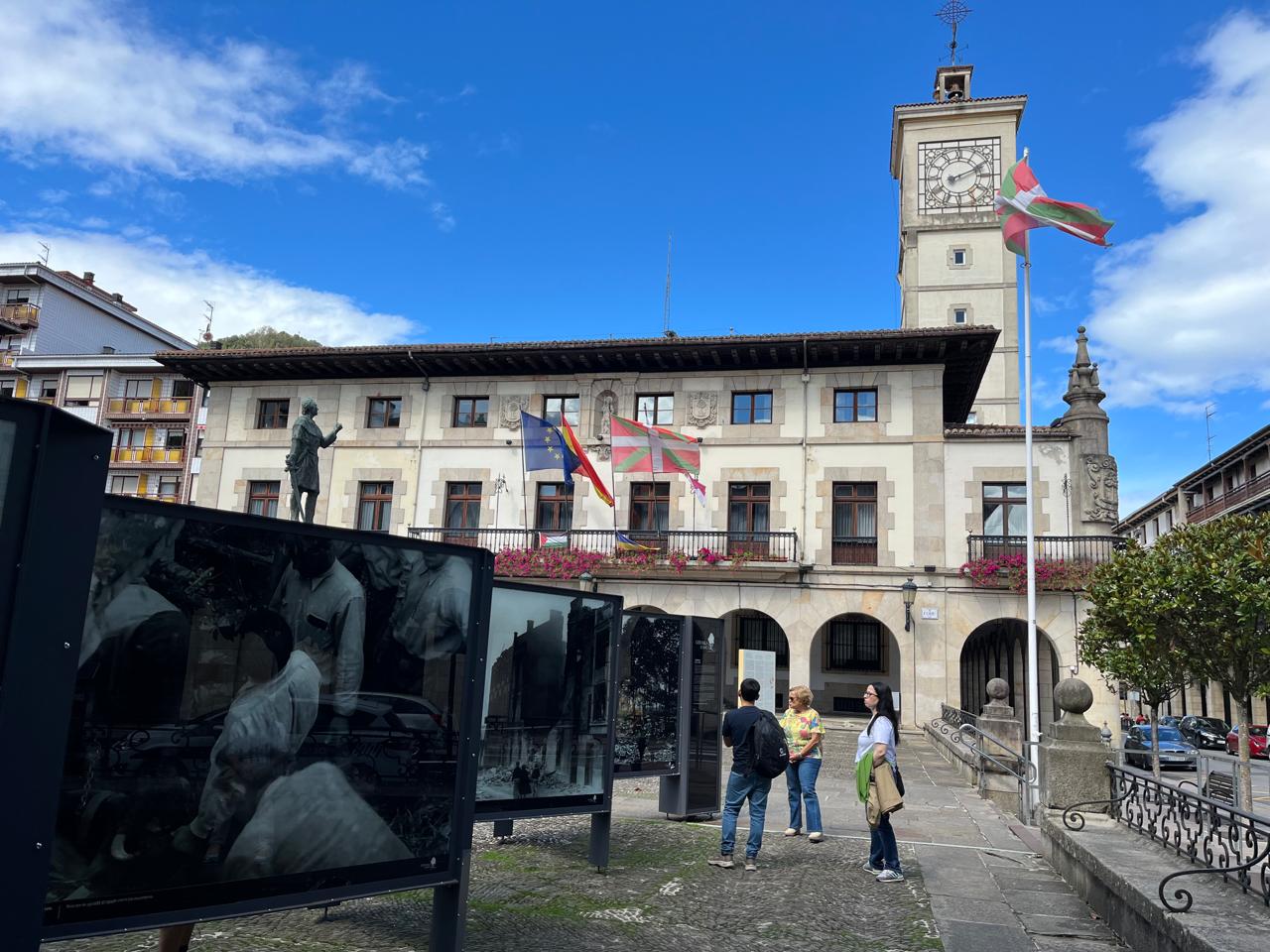 Qué ver en Guernica: Plaza del Ayuntamiento y fotografías históricas