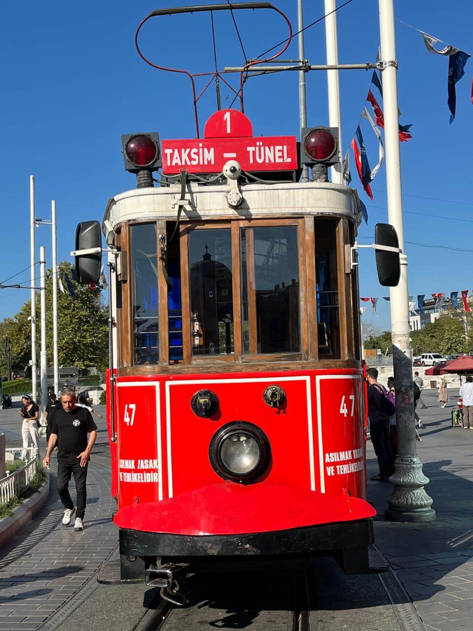 Tranvía saliendo de la plaza Taksim