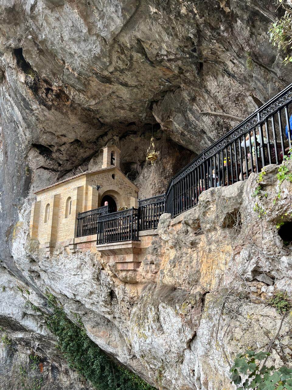 Guía completa para visitar Covadonga: La Santa Cueva