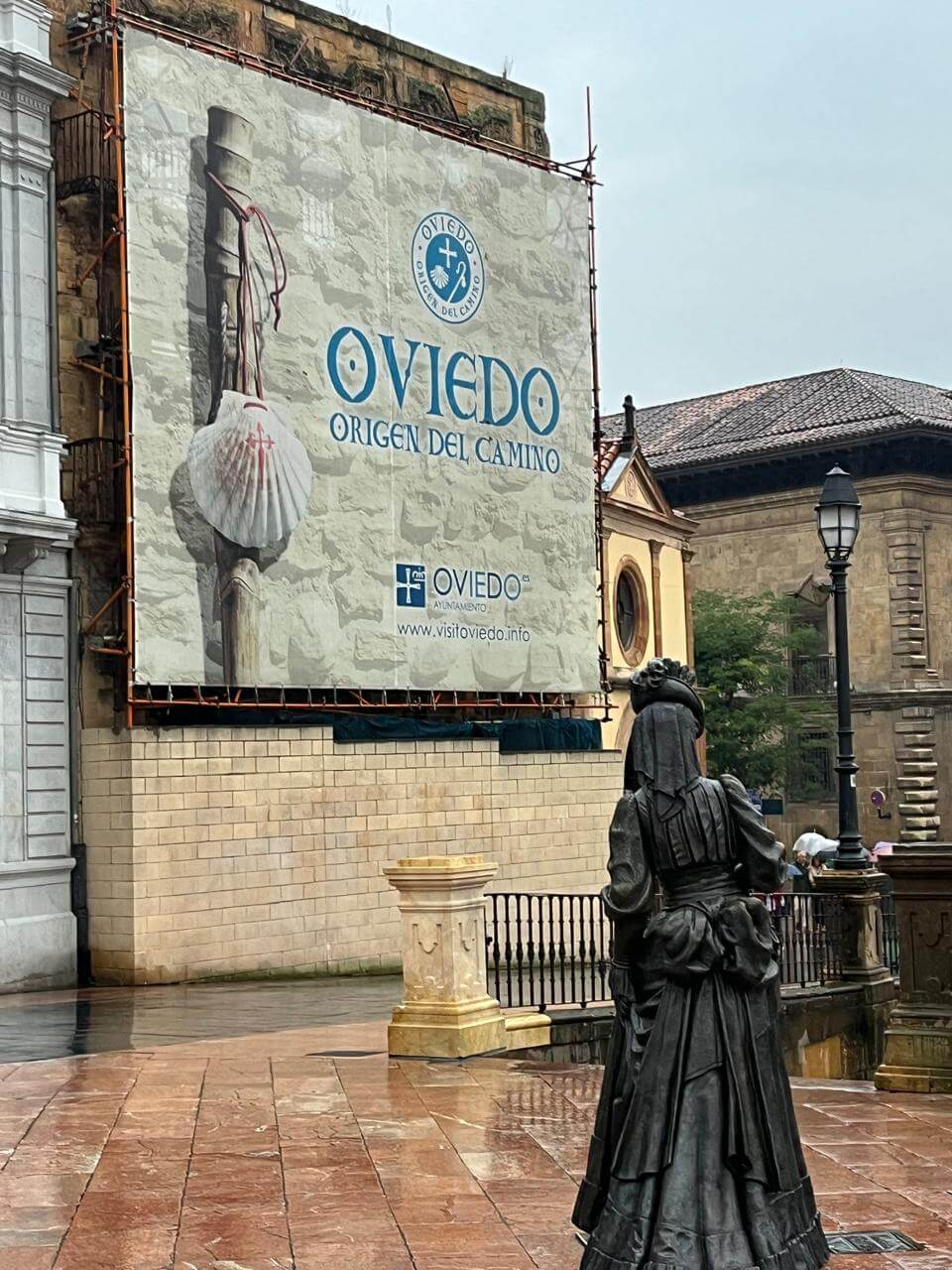 Estatua de la Regenta, en el casco histórico de Oviedo