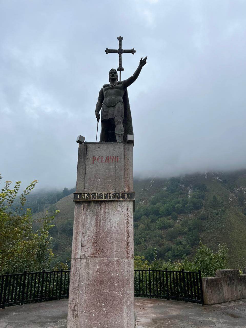 Guía completa para visitar Covadonga: Monumento al Rey Pelayo