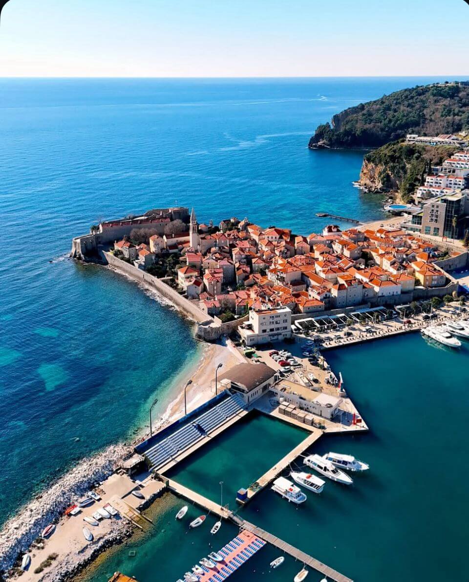 Budva, una de las mejores playas de Montenegro.
