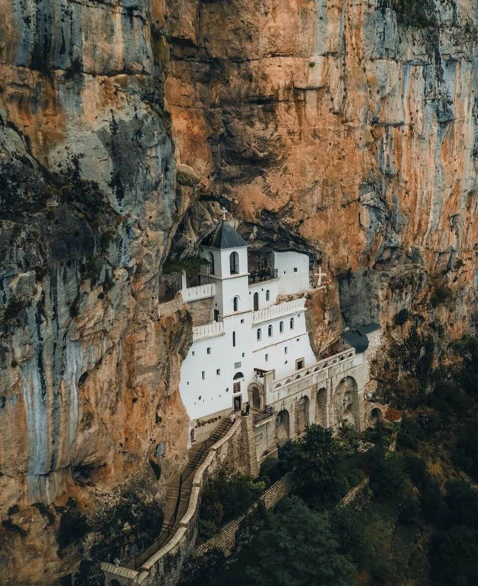 Monasterio de Ostrog: espiritualidad tallada en la montaña