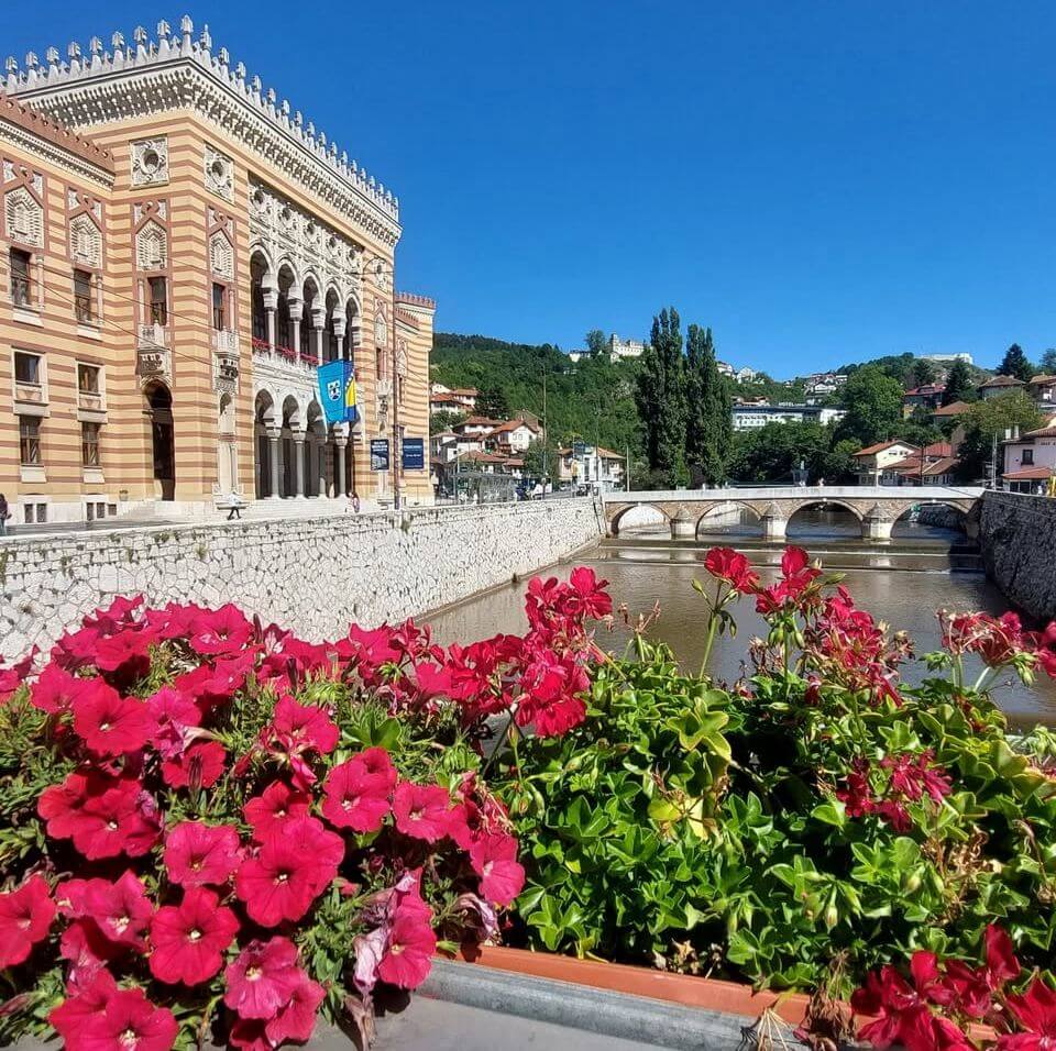 Ayuntamiento y río Miljacka, Sarajevo